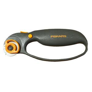 Fiskars Rotary Cutter Blade Guard Safety Lock 45mm Blade